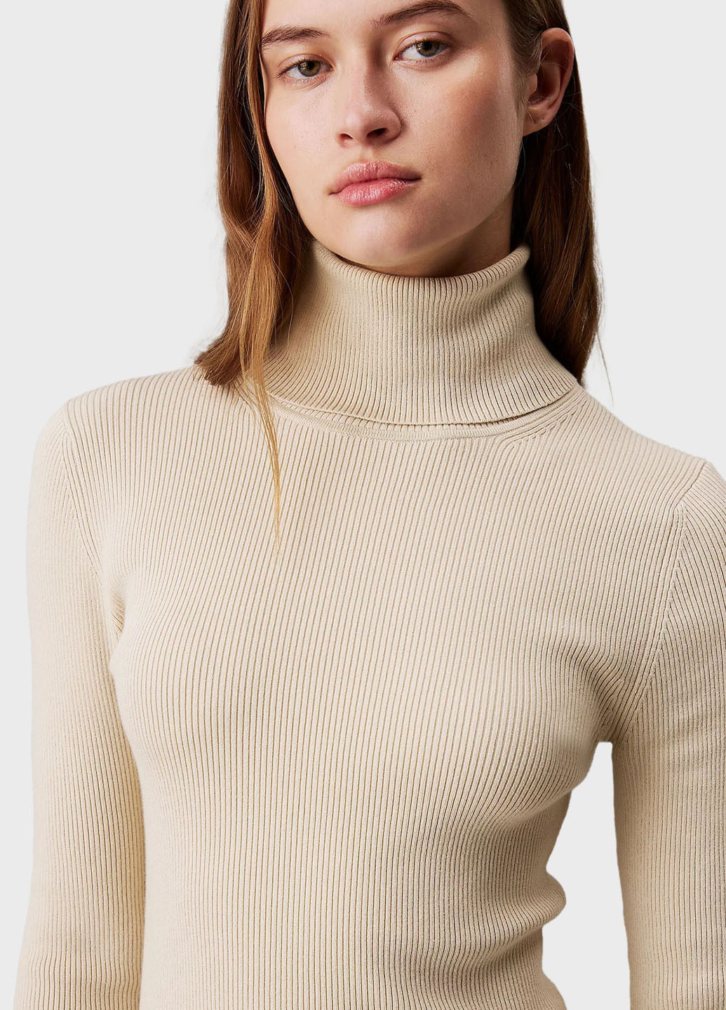 Бежевое кэжуал платье силуэтная, платье-водолазка Calvin Klein Jeans однотонное