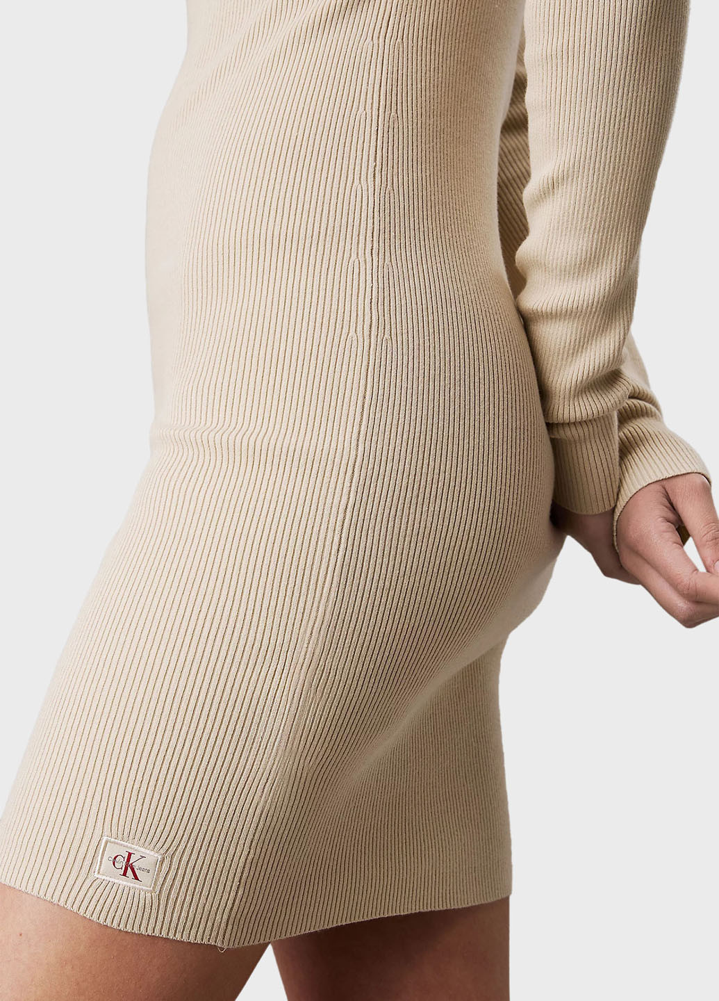 Бежевое кэжуал платье силуэтная, платье-водолазка Calvin Klein Jeans однотонное