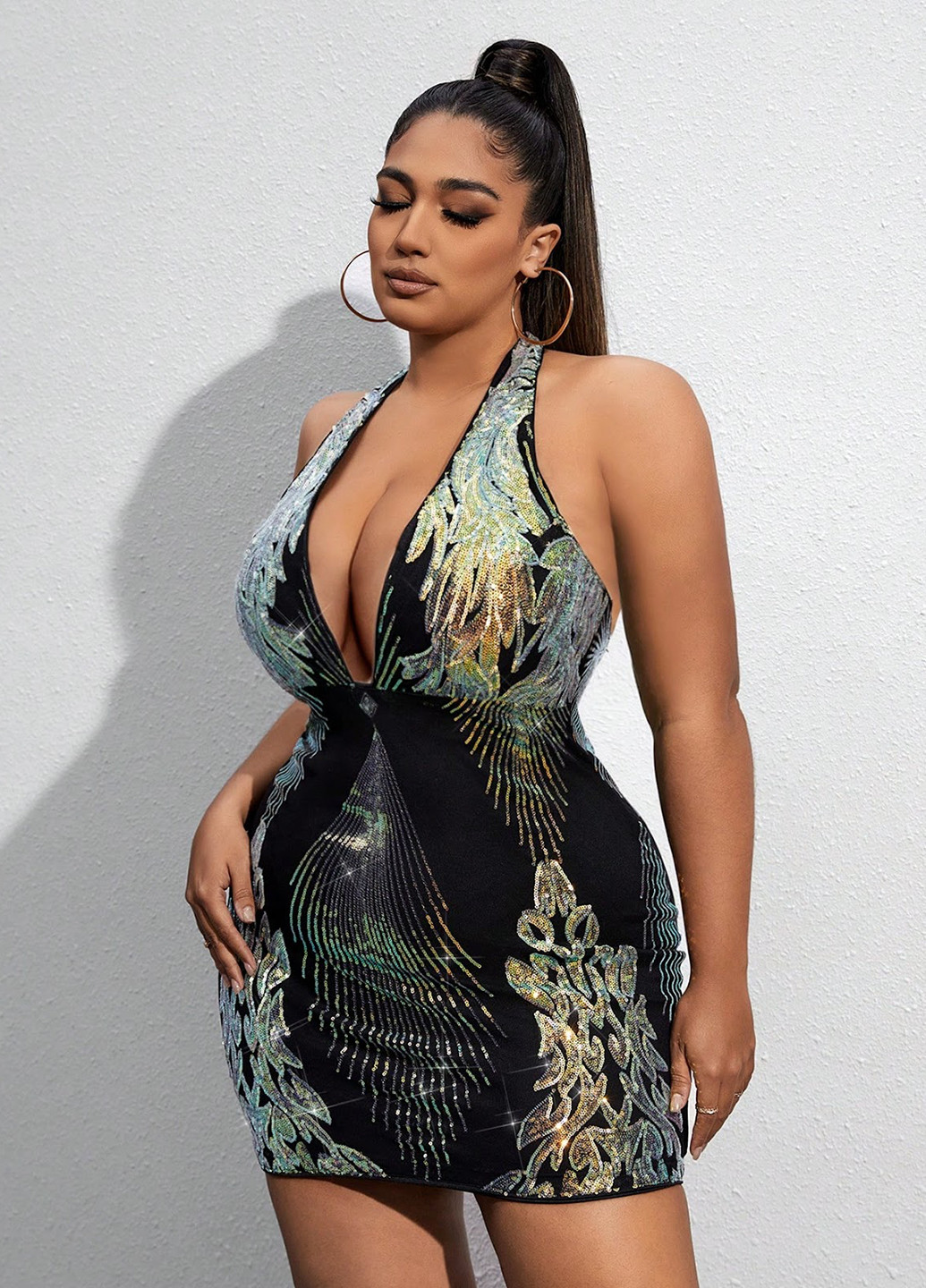 Черное коктейльное платье с открытой спиной SHEIN с абстрактным узором