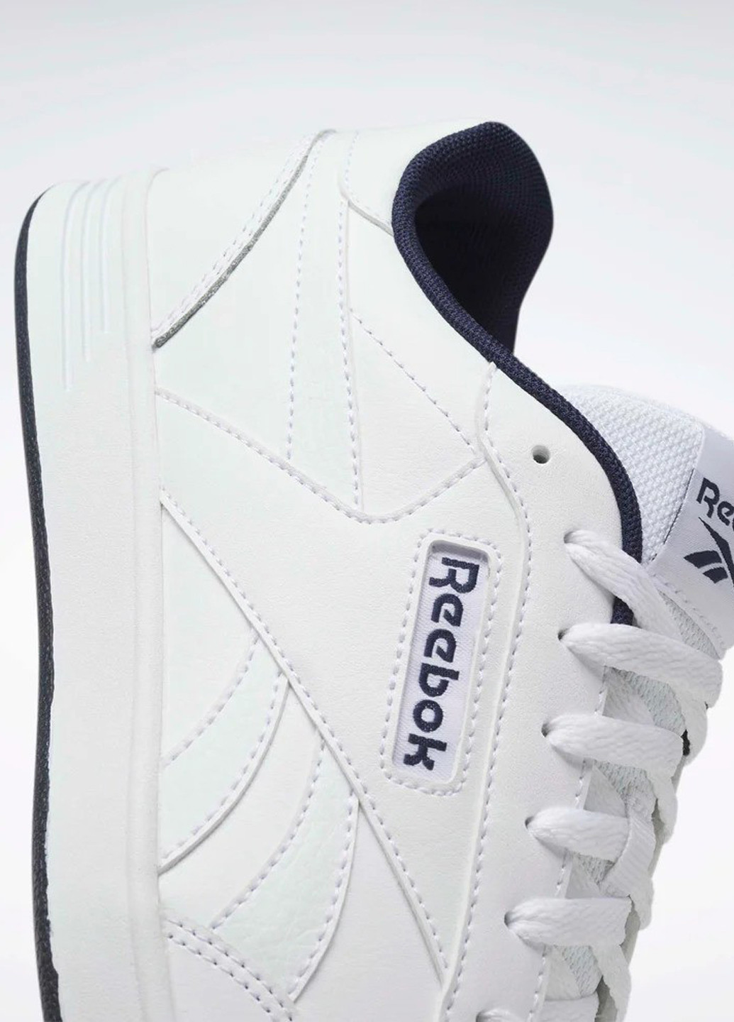 Белые демисезонные кроссовки Reebok