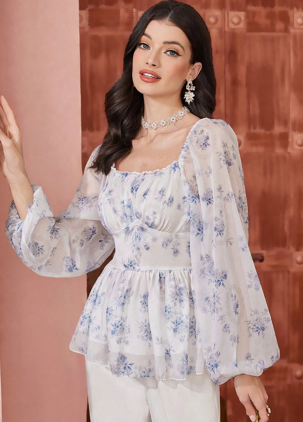 Біла блуза з баскою SHEIN