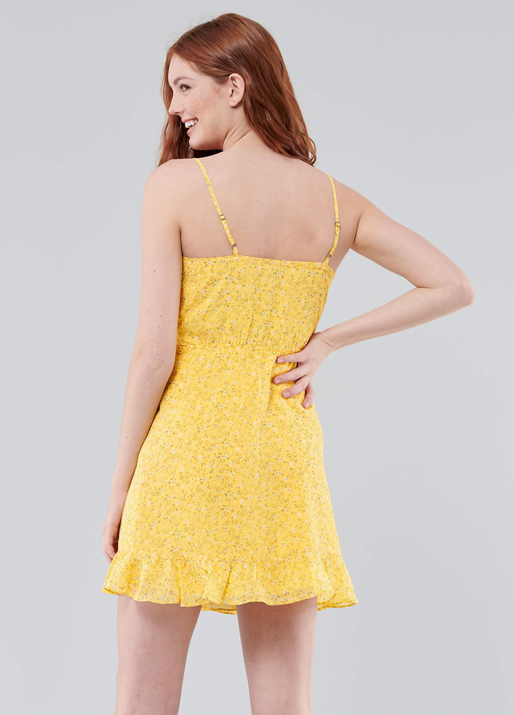 Желтое кэжуал платье на запах Hollister с цветочным принтом