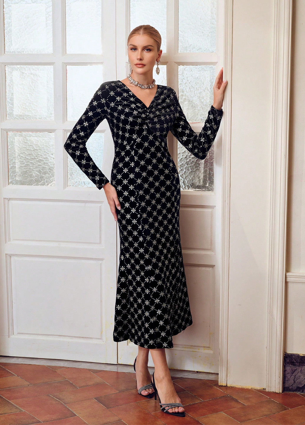 Черное вечернее платье в стиле ампир, годе SHEIN с орнаментом