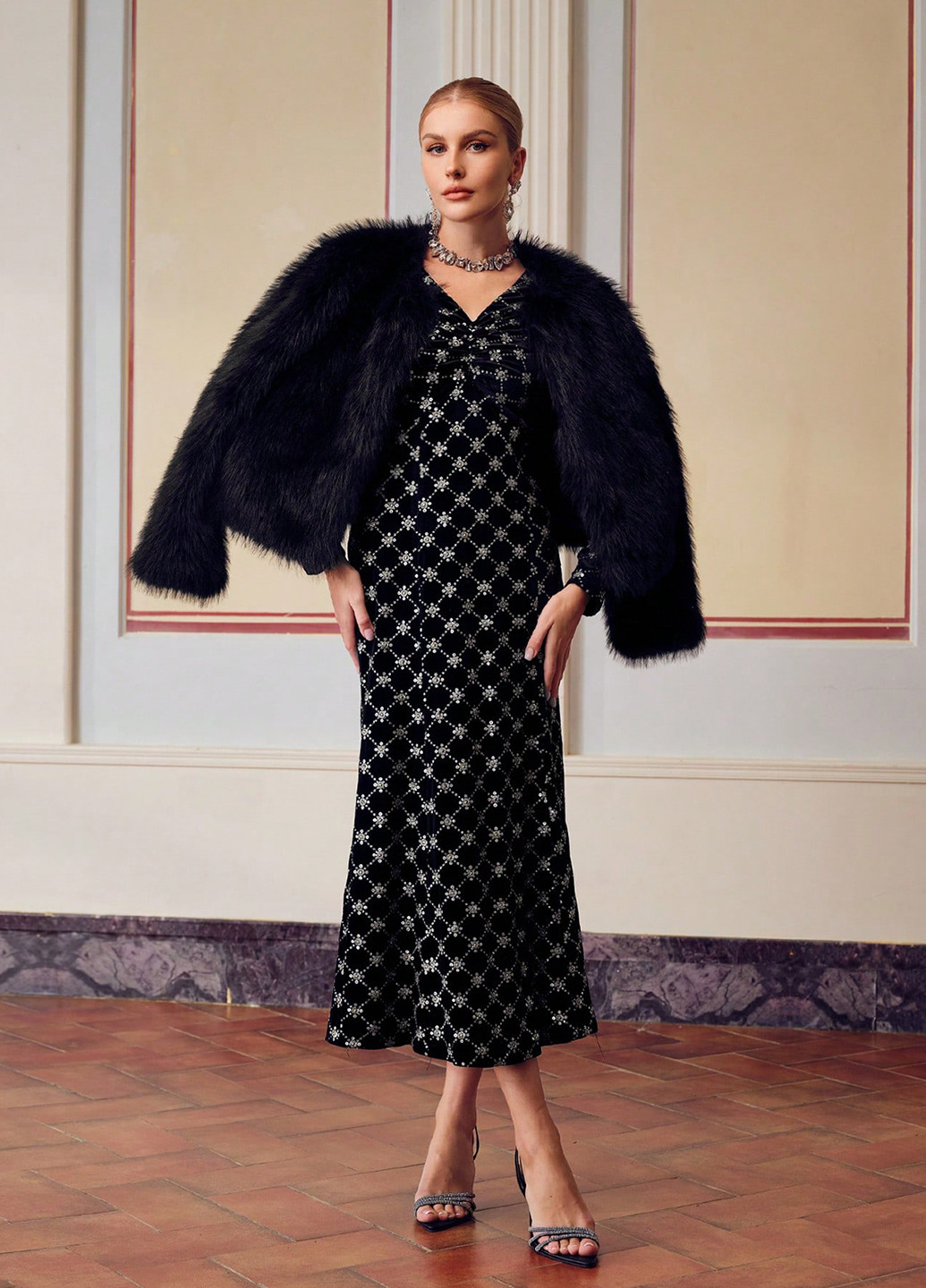 Черное вечернее платье в стиле ампир, годе SHEIN с орнаментом