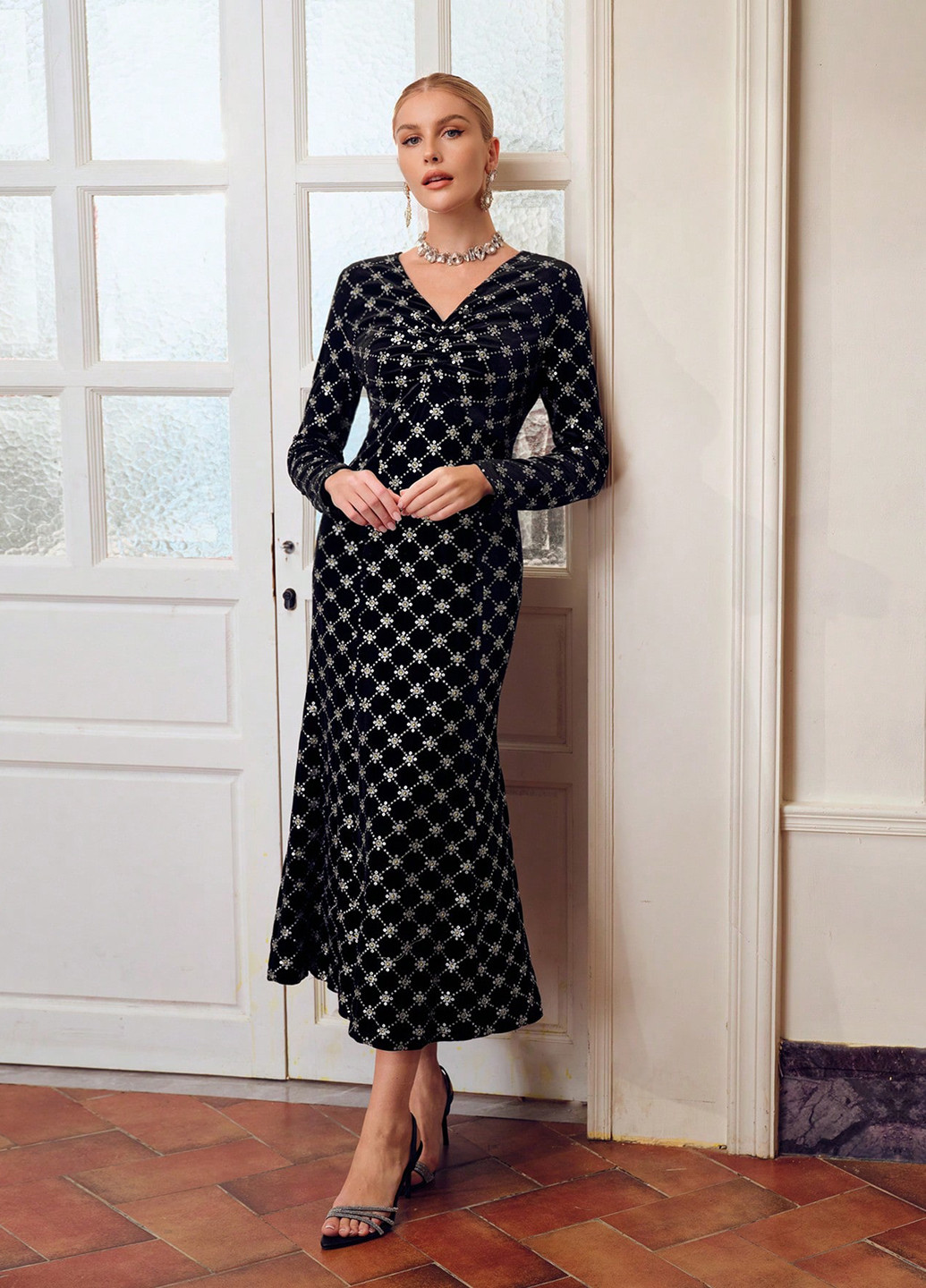 Черное вечернее платье в стиле ампир, годе SHEIN с орнаментом