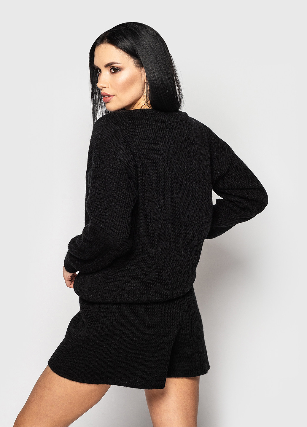 Чорний демісезонний комплект (пуловер, шорти) Larionoff