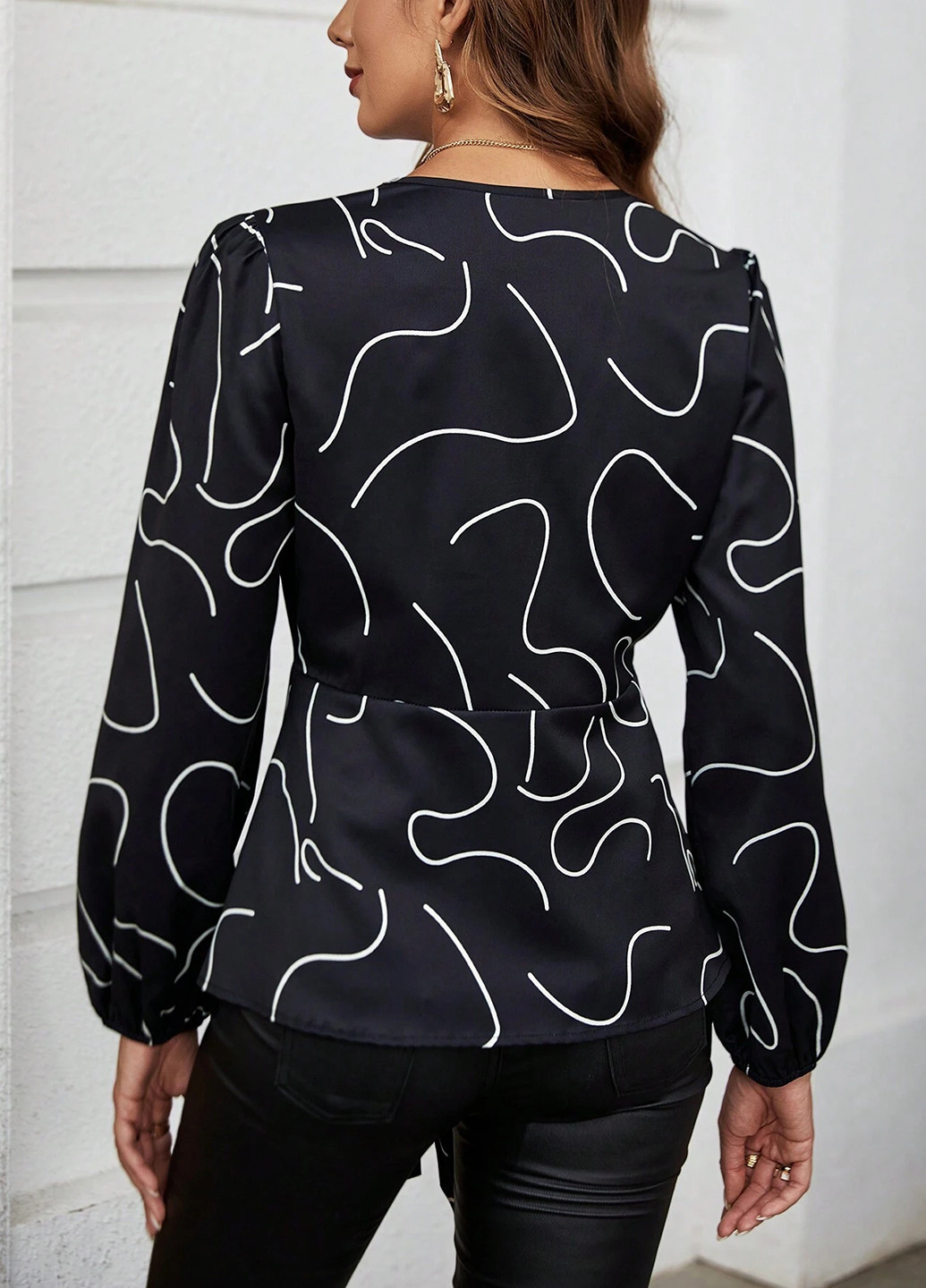 Чёрная блуза на запах SHEIN