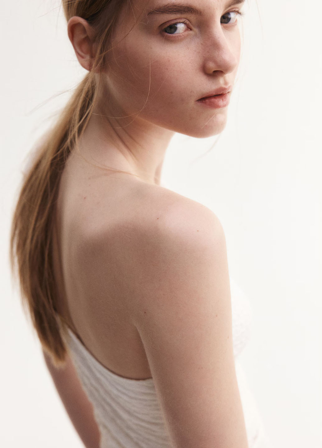 Белое кэжуал платье на одно плечо H&M однотонное