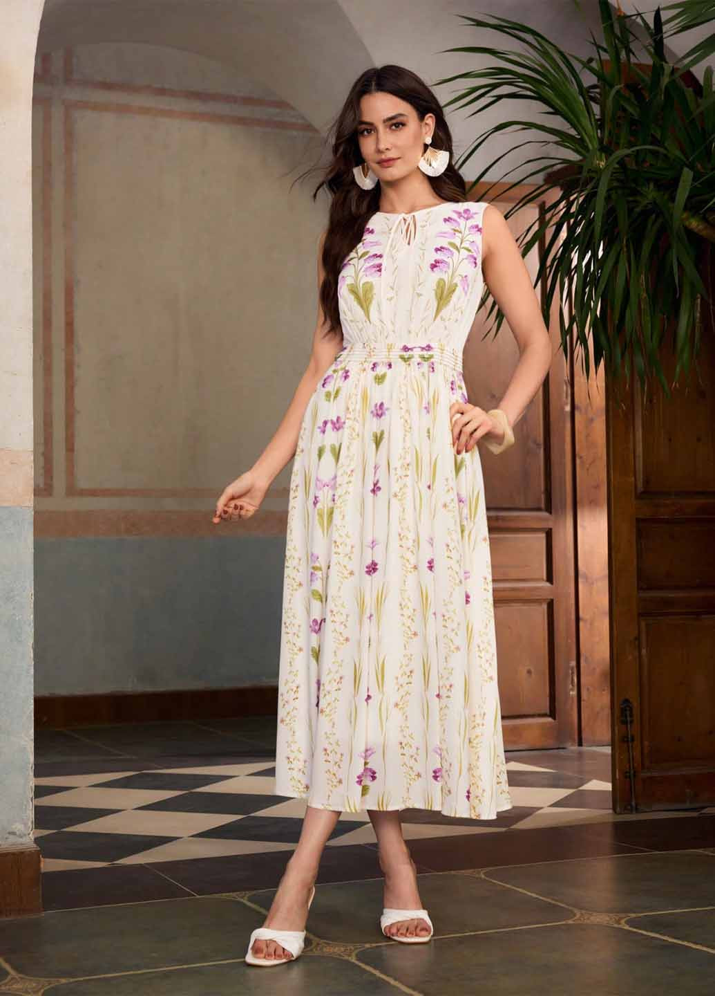 Светло-бежевое кэжуал платье клеш SHEIN с цветочным принтом