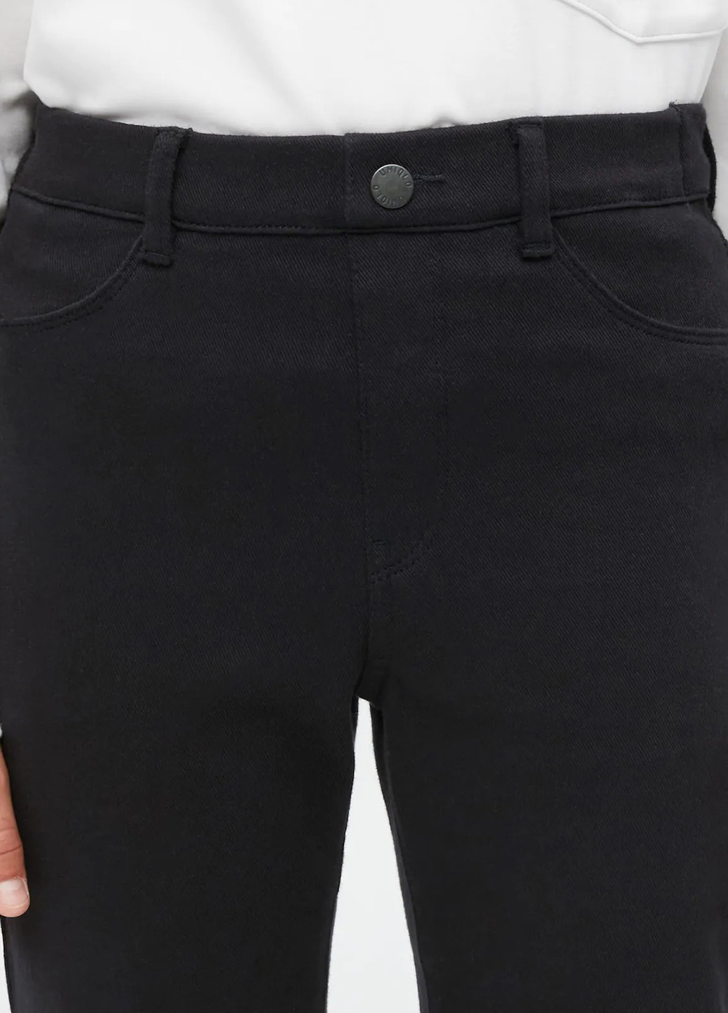 Черные демисезонные зауженные джинсы Uniqlo