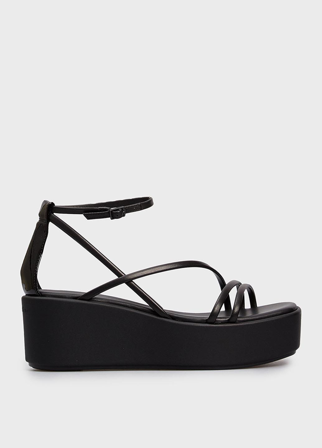 Черные босоножки Calvin Klein с ремешком лаковые