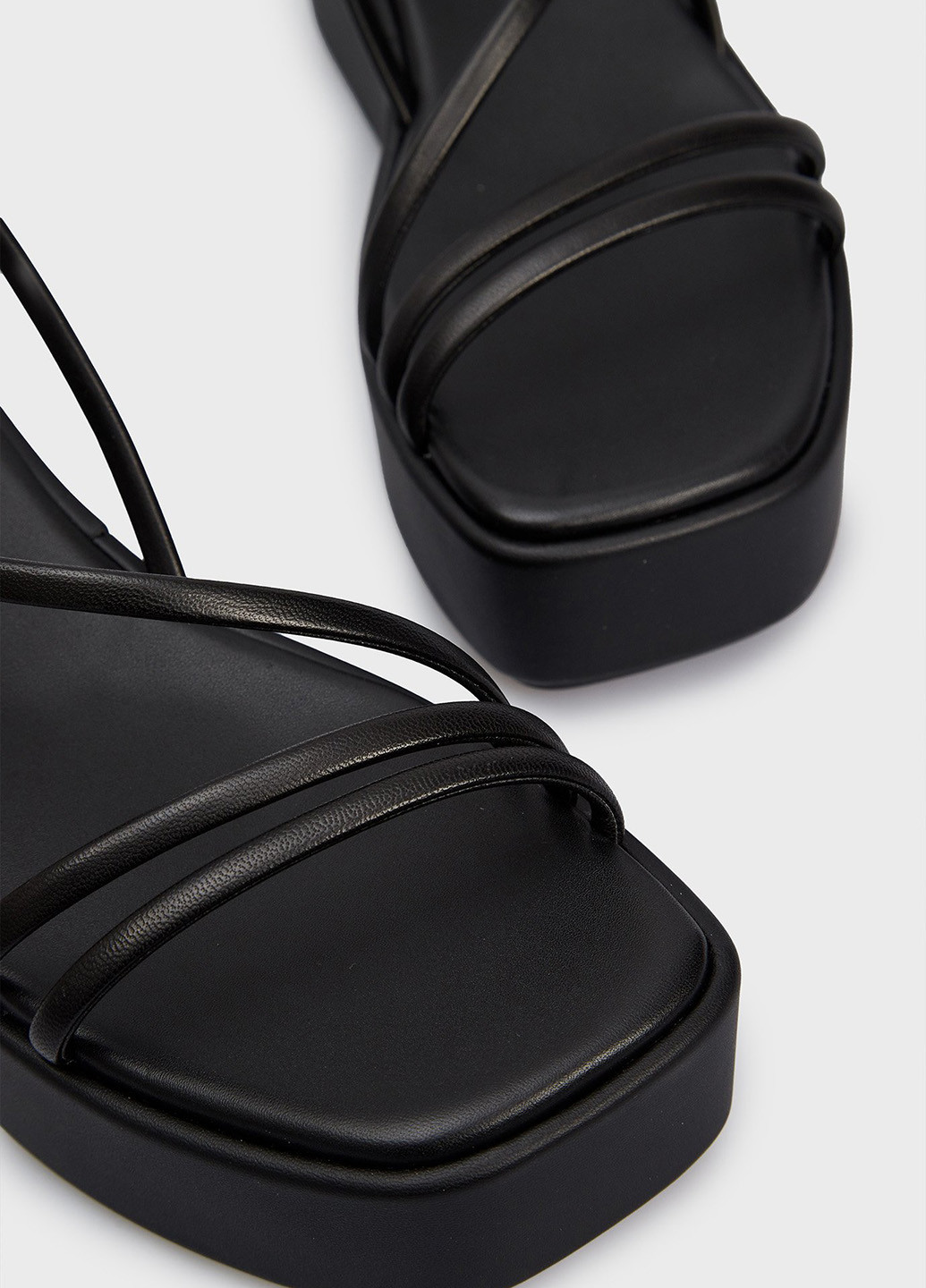 Черные босоножки Calvin Klein с ремешком лаковые