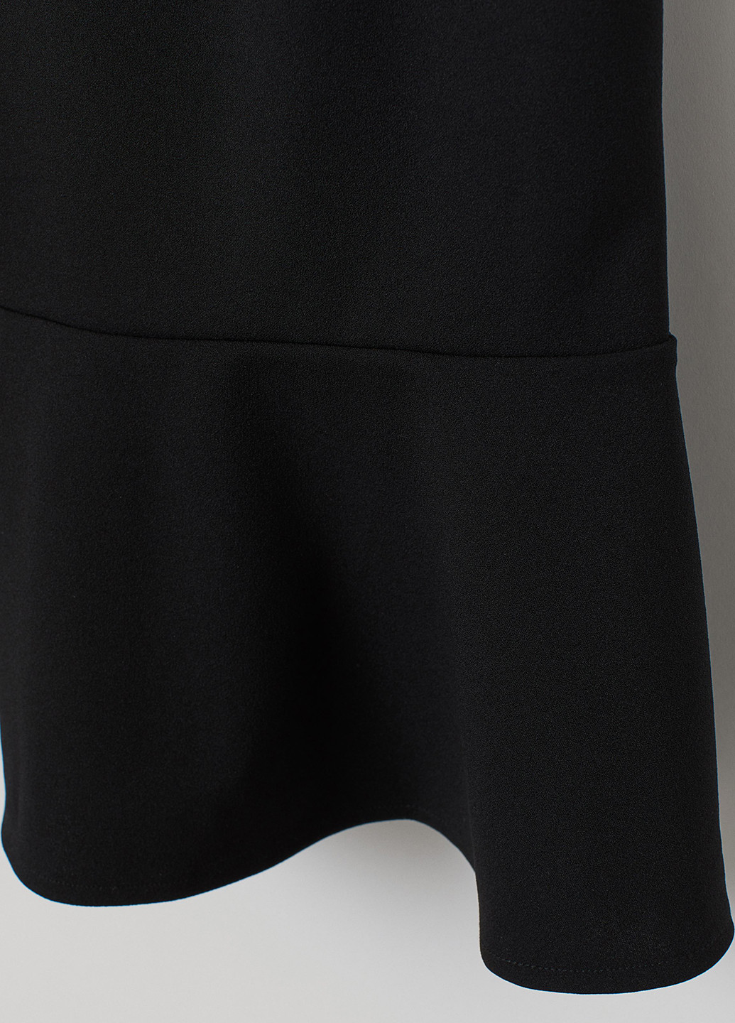 Черное кэжуал платье с открытой спиной, футляр H&M однотонное