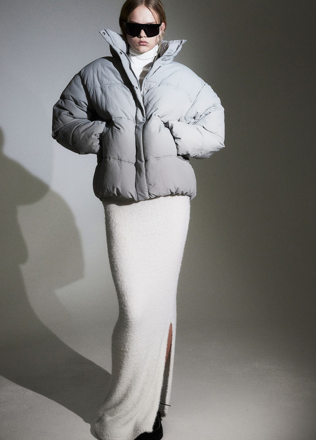 Светло-серая зимняя куртка H&M