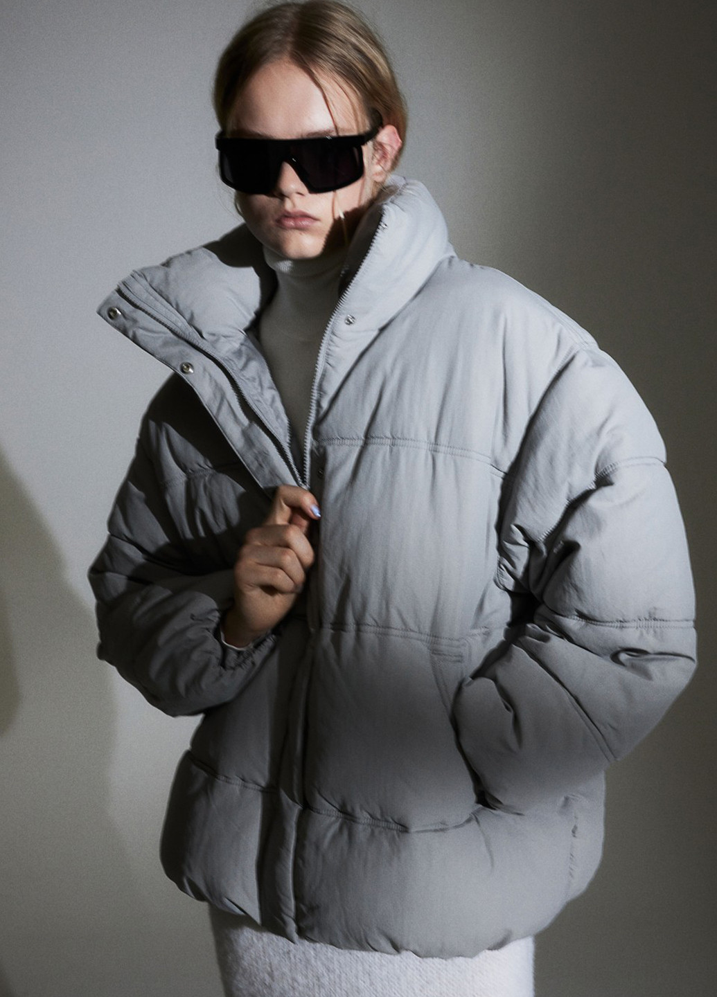 Светло-серая зимняя куртка H&M