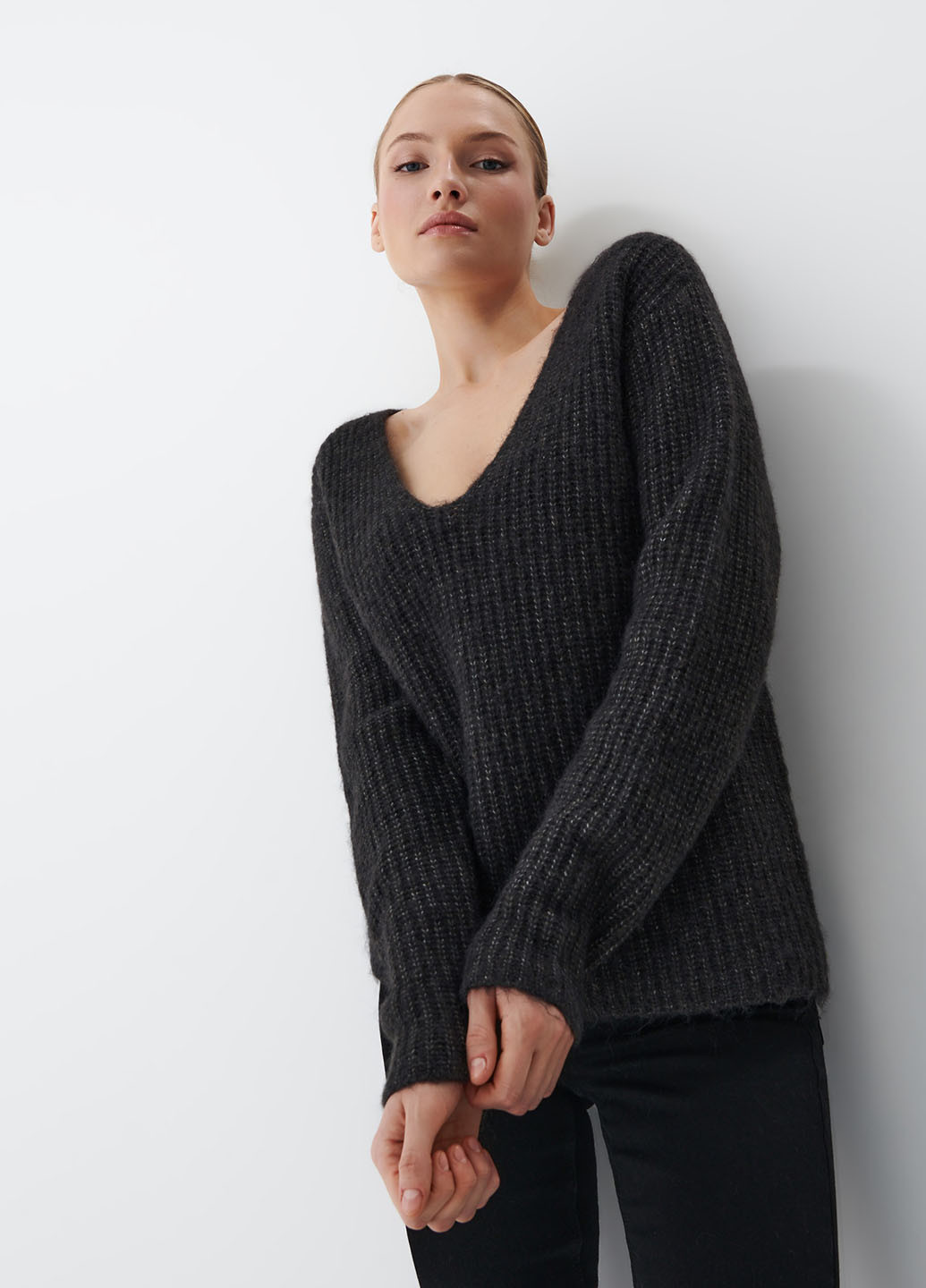 Чорний демісезонний пуловер пуловер Mohito
