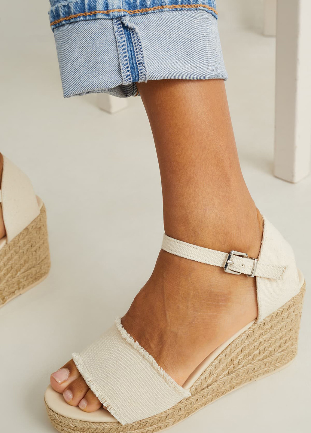 Молочные босоножки C&A с ремешком