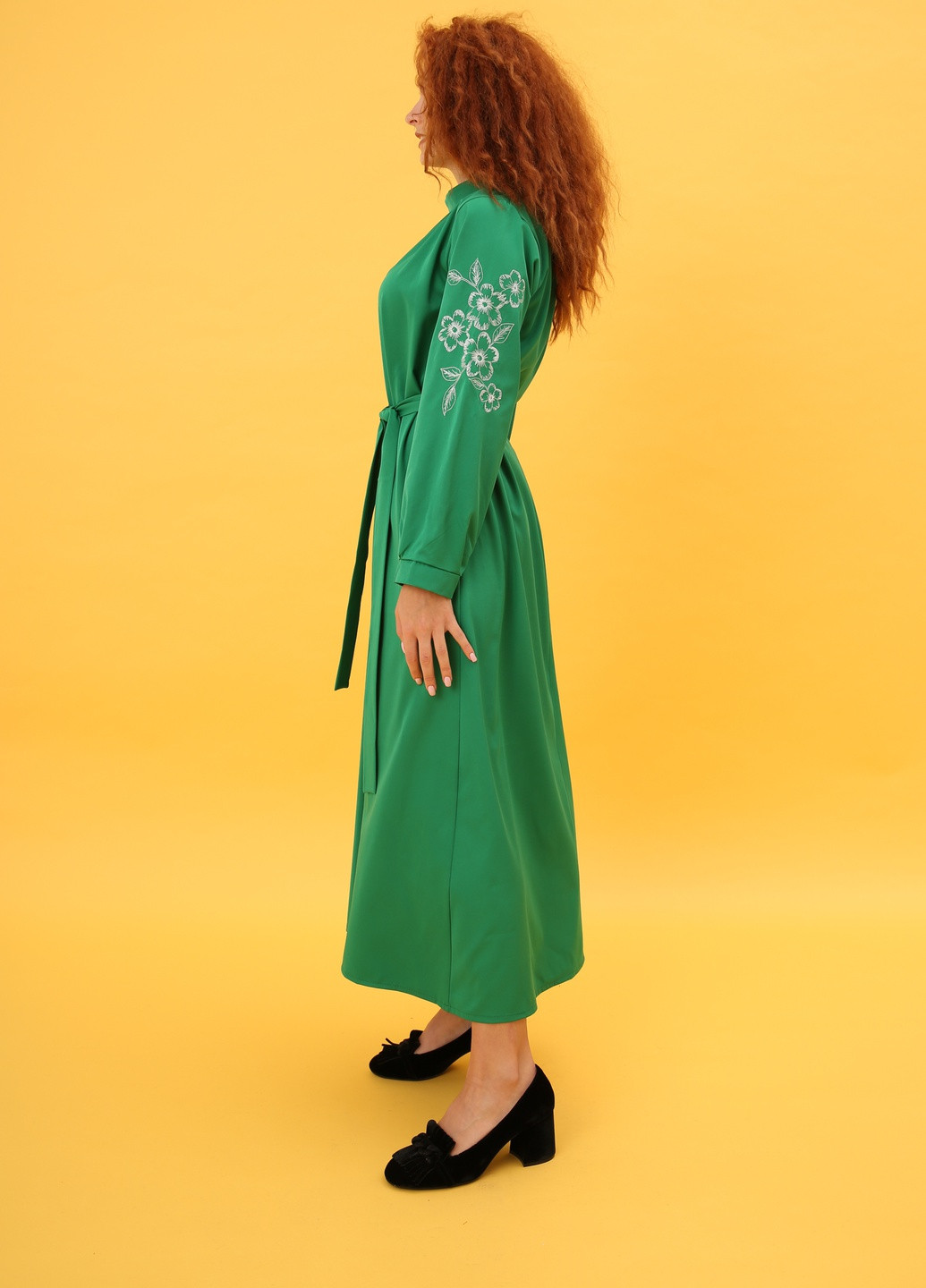 Зеленое кэжуал длинное платье с вышивкой на рукавах а-силуэт INNOE однотонное