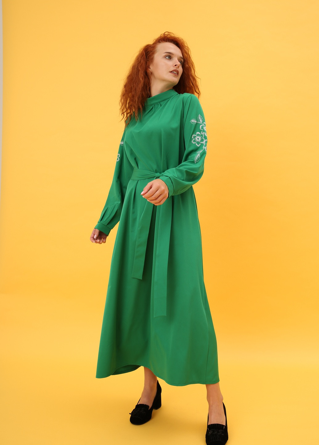 Зеленое кэжуал длинное платье с вышивкой на рукавах а-силуэт INNOE однотонное