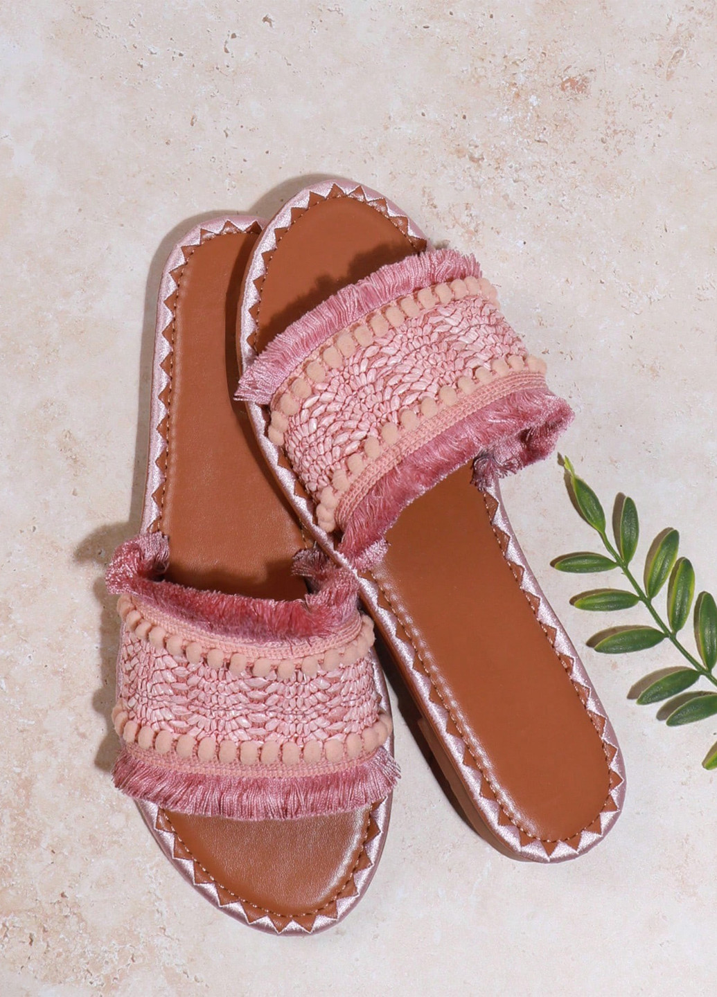 Светло-розовые шлепанцы SHEIN с бахромой, с помпонами