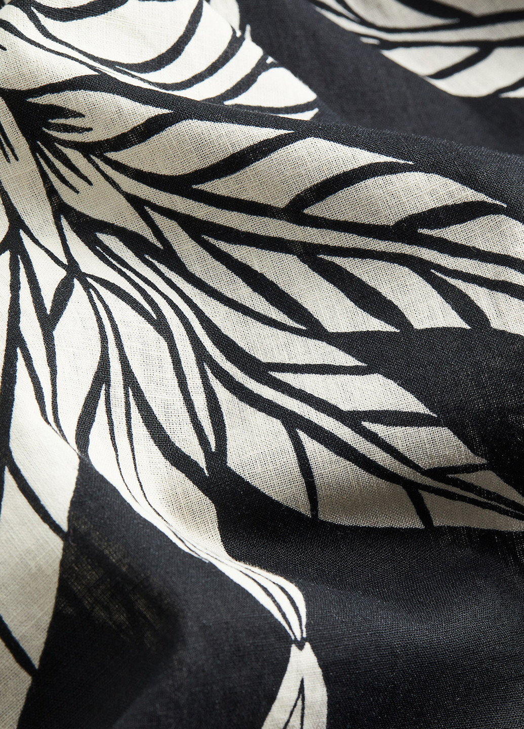 Черно-белое кэжуал платье на запах H&M с рисунком