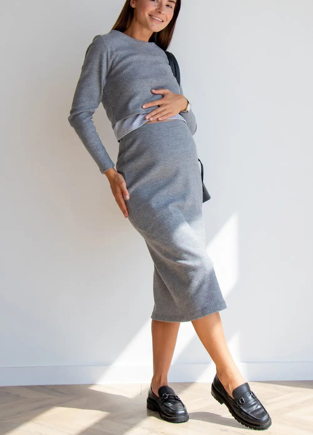 Костюм для беременных и кормящих мам с топом и юбкой миди из мягкого трикотажа в рубчик серый To Be (254064433)