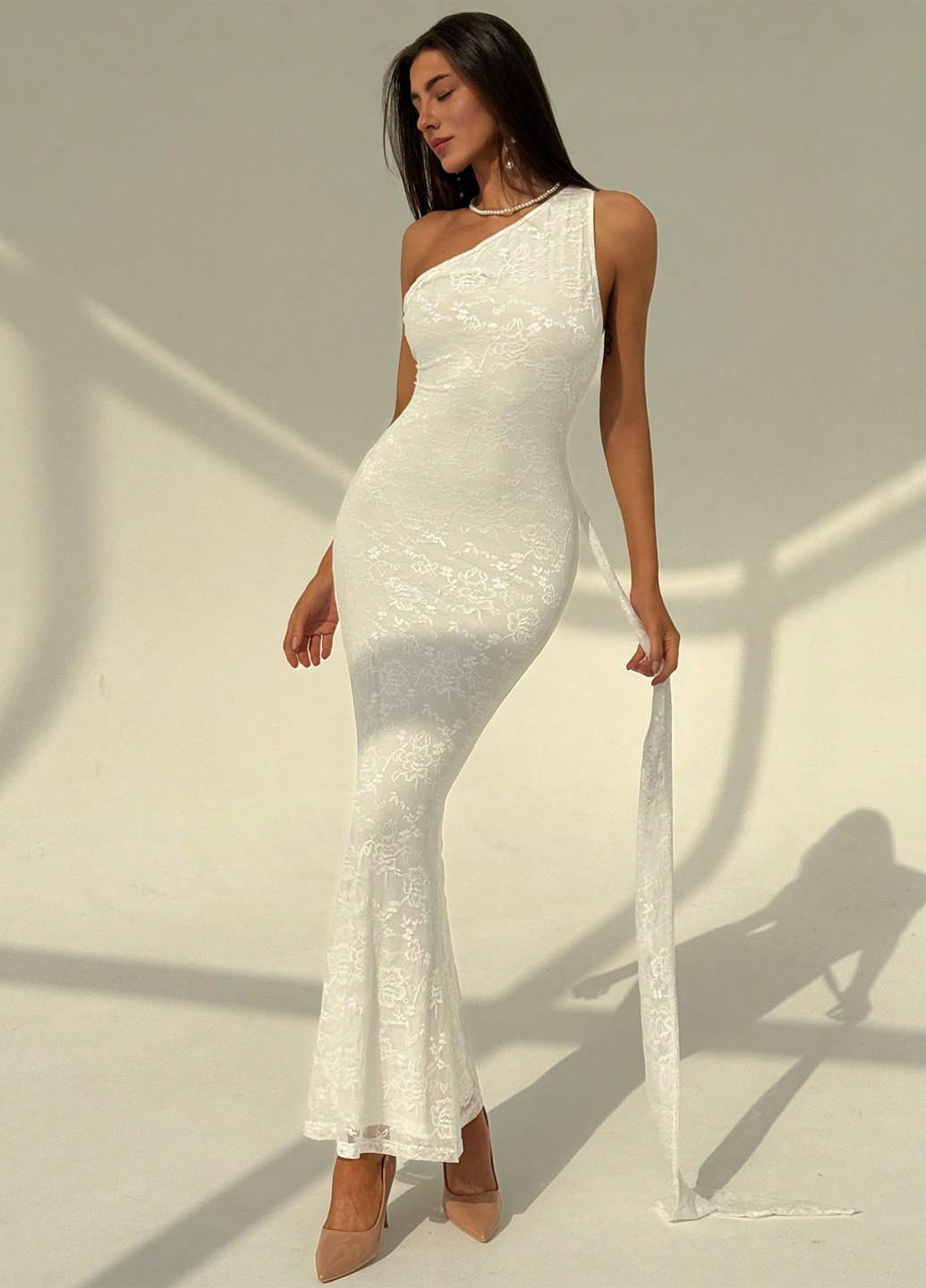 Молочное вечернее платье годе, на одно плечо, с открытой спиной SHEIN с цветочным принтом