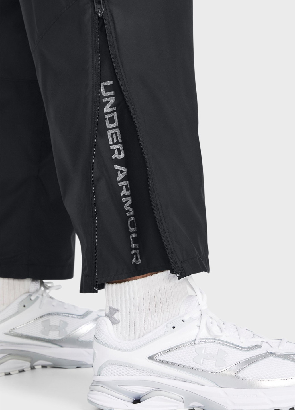 Черные спортивные демисезонные прямые брюки Under Armour