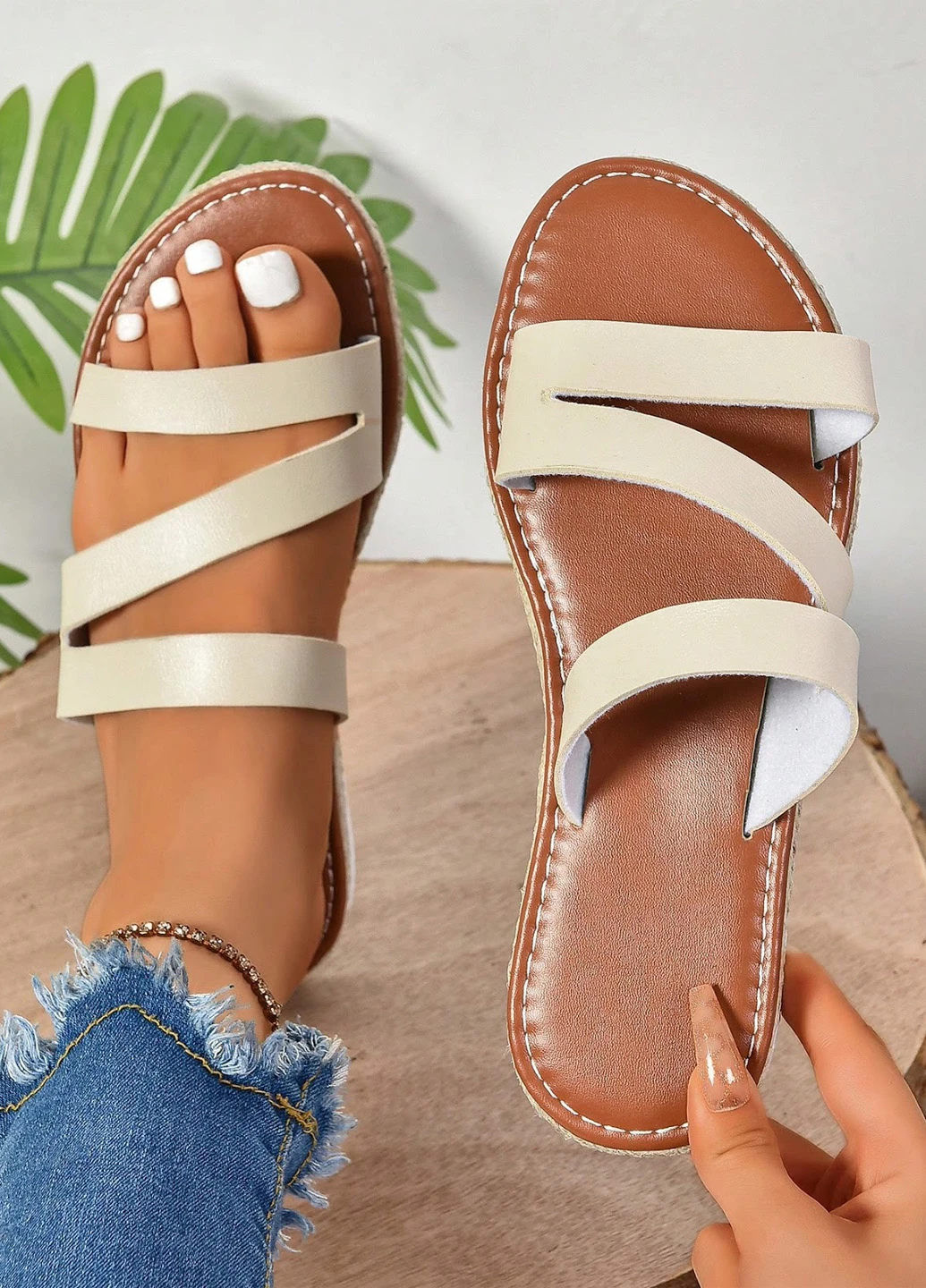 Белые шлепанцы SHEIN