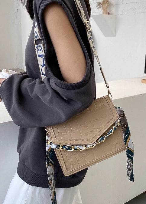 Жіноча класична сумочка рептилія через плече на широкому ремінці з ланцюжком кавова бежева NoName (251204346)