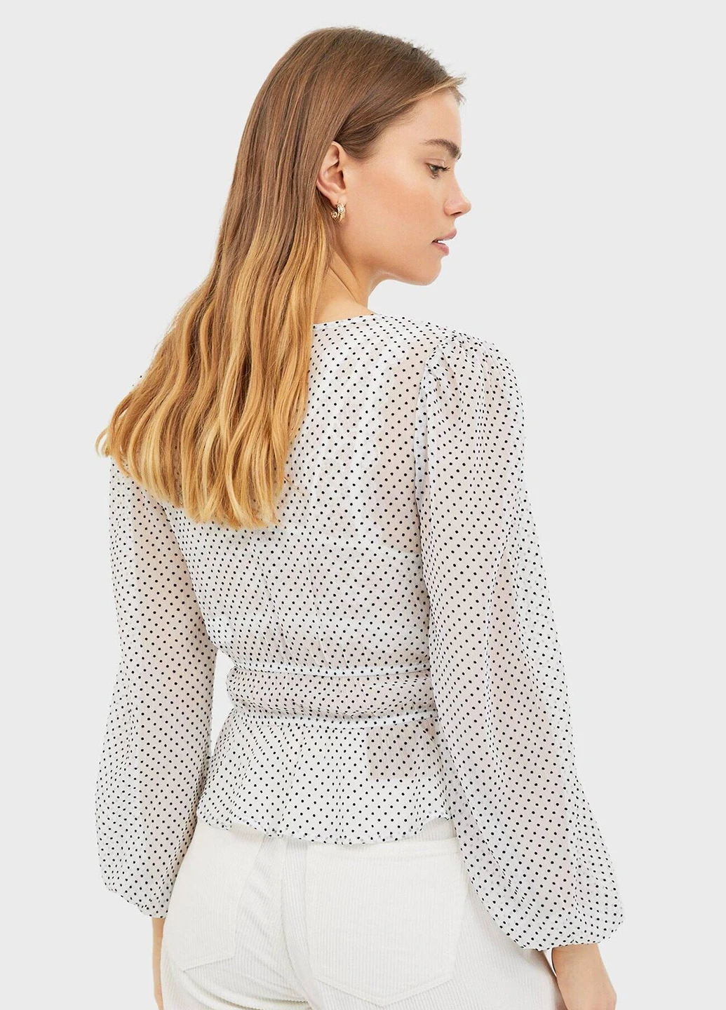 Біла блуза на запах Stradivarius