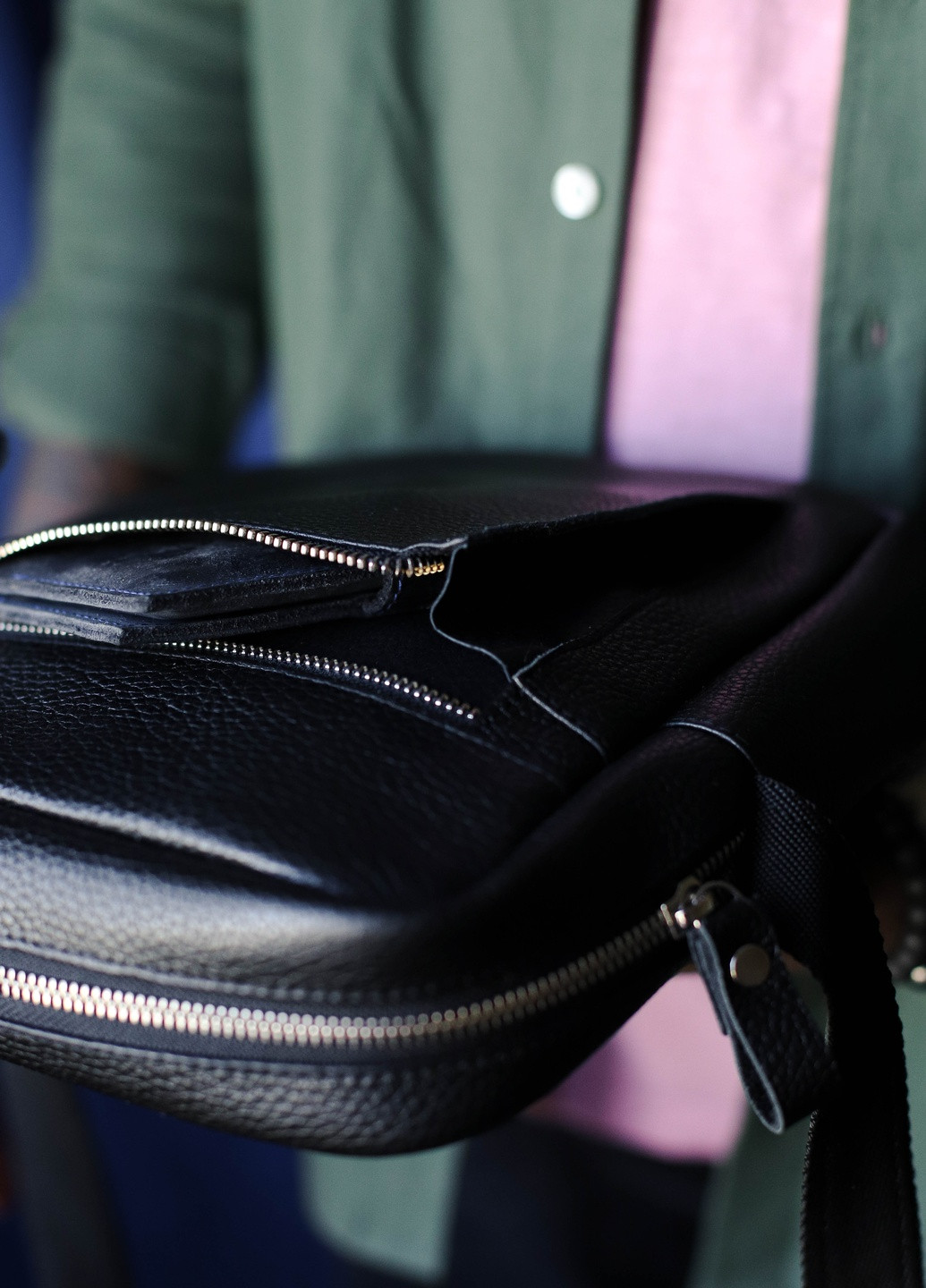 Практичная мужская сумка мессенджер ручной работы из натуральной фактурной кожи черного цвета Boorbon (253412644)