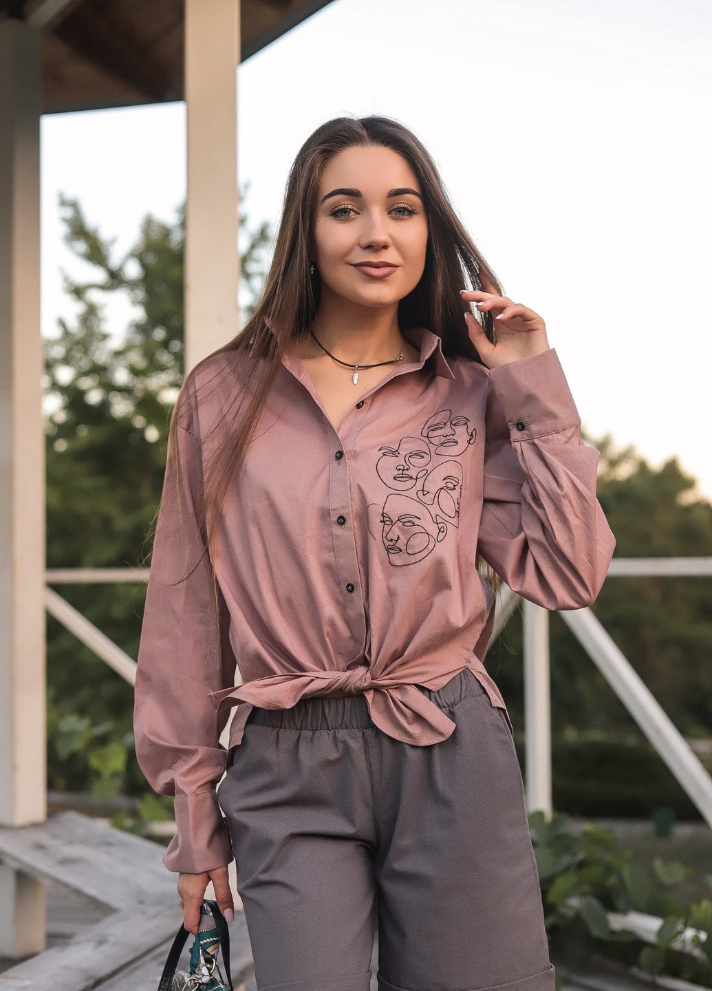 Бежевая демисезонная рубашка классическая с трендовой вышивкой INNOE Блуза с вышивкой