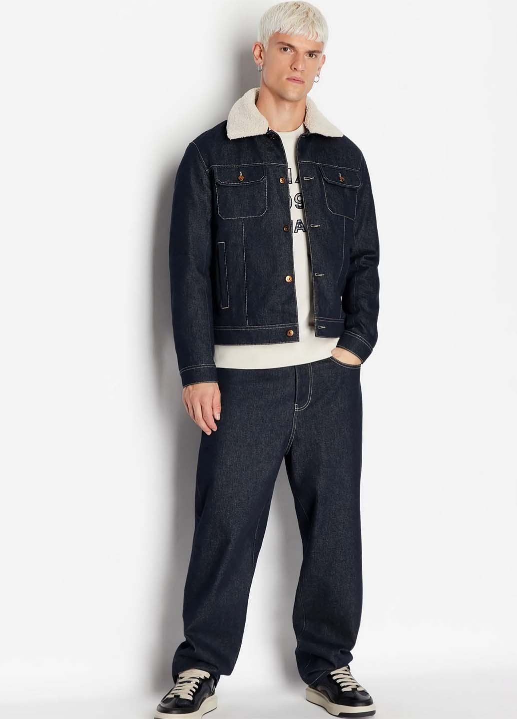 Молочный свитшот Armani Exchange однотонный вышивка (365686644)