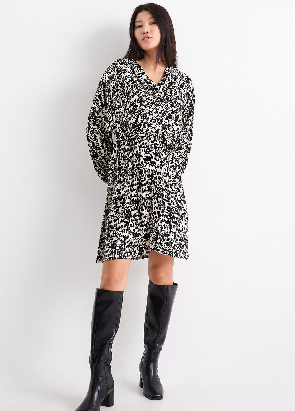 Черно-белое деловое, кэжуал платье клеш C&A с абстрактным узором