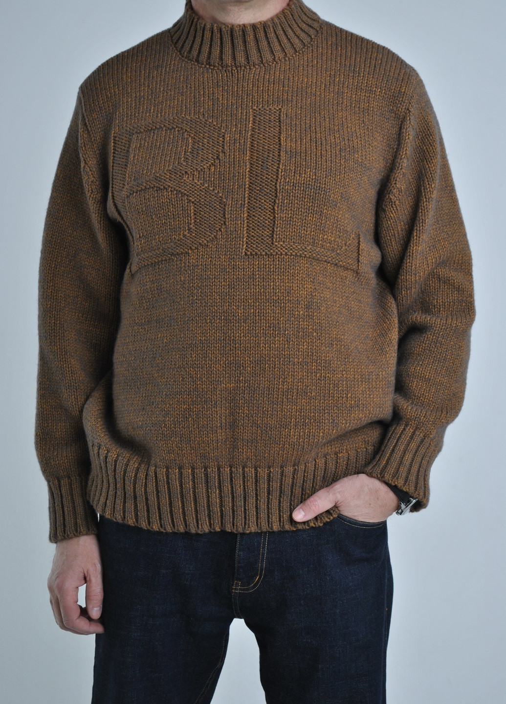 Горчичный зимний свитер с буквами Berta Lucci