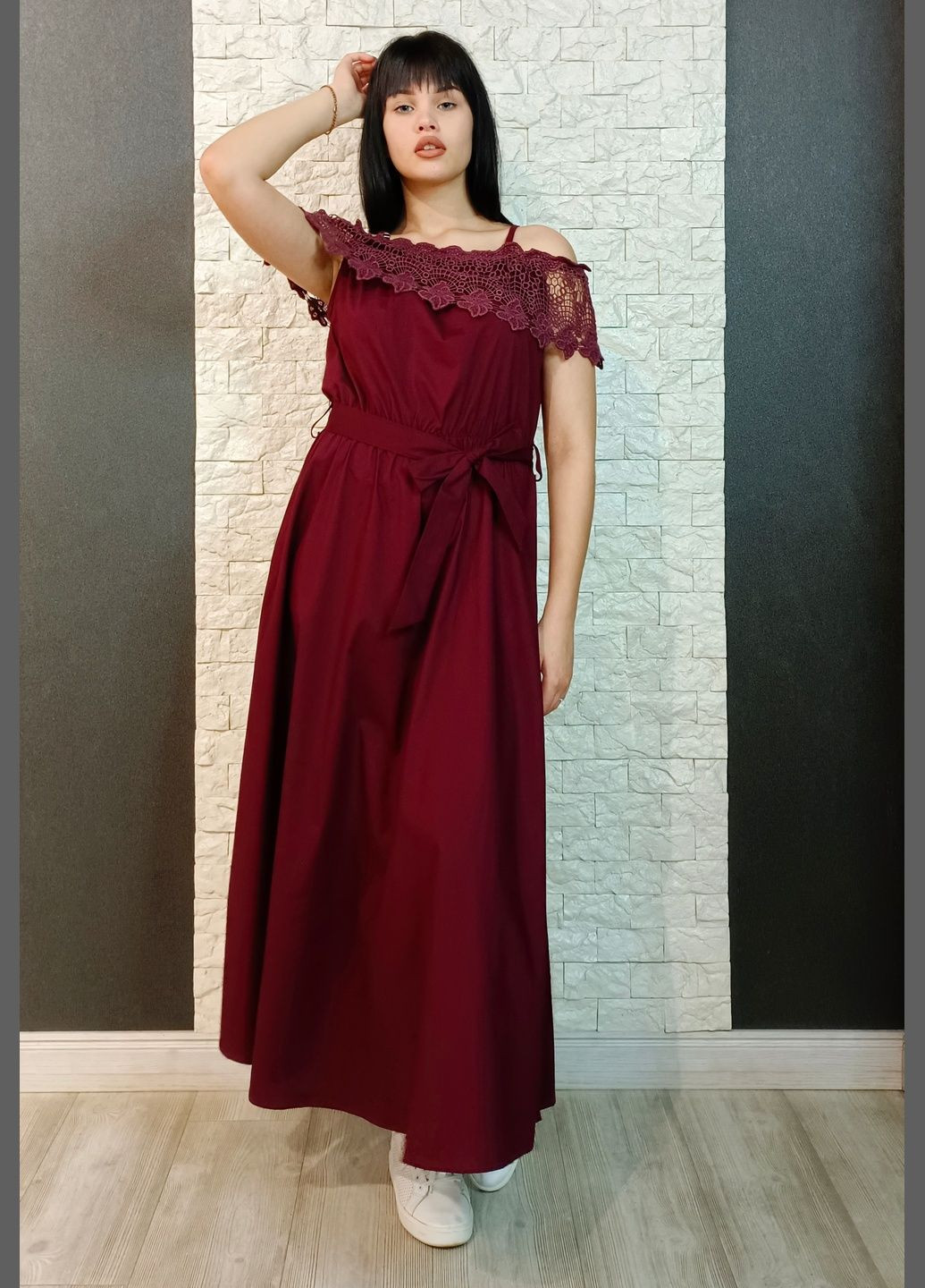 Бордовое кэжуал платье а-силуэт, с открытыми плечами Lumina однотонное