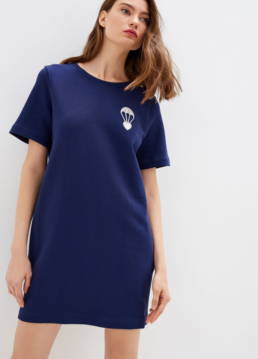 Темно-синее кэжуал платье платье-футболка Love Moschino с рисунком