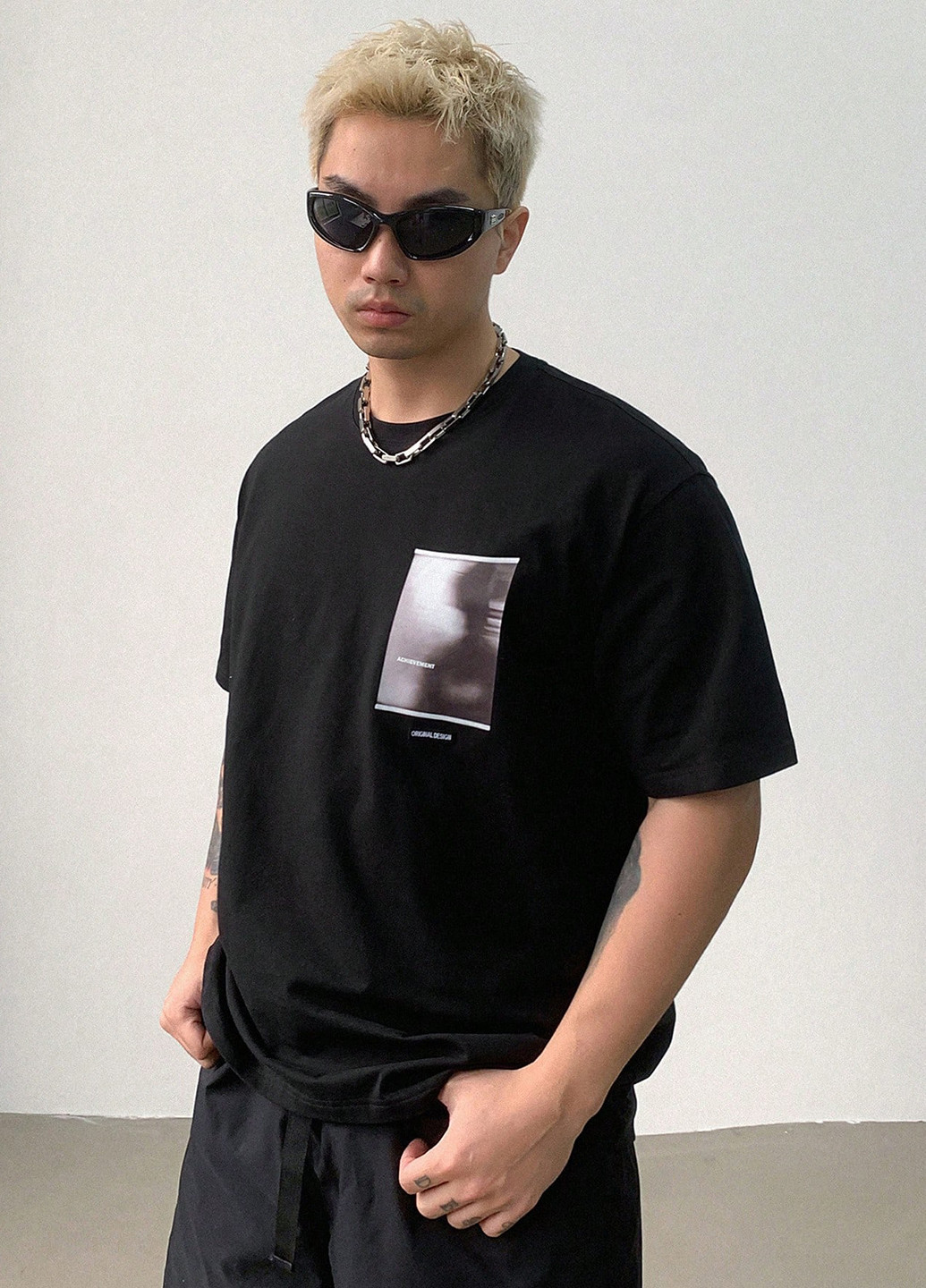 Черная футболка SHEIN