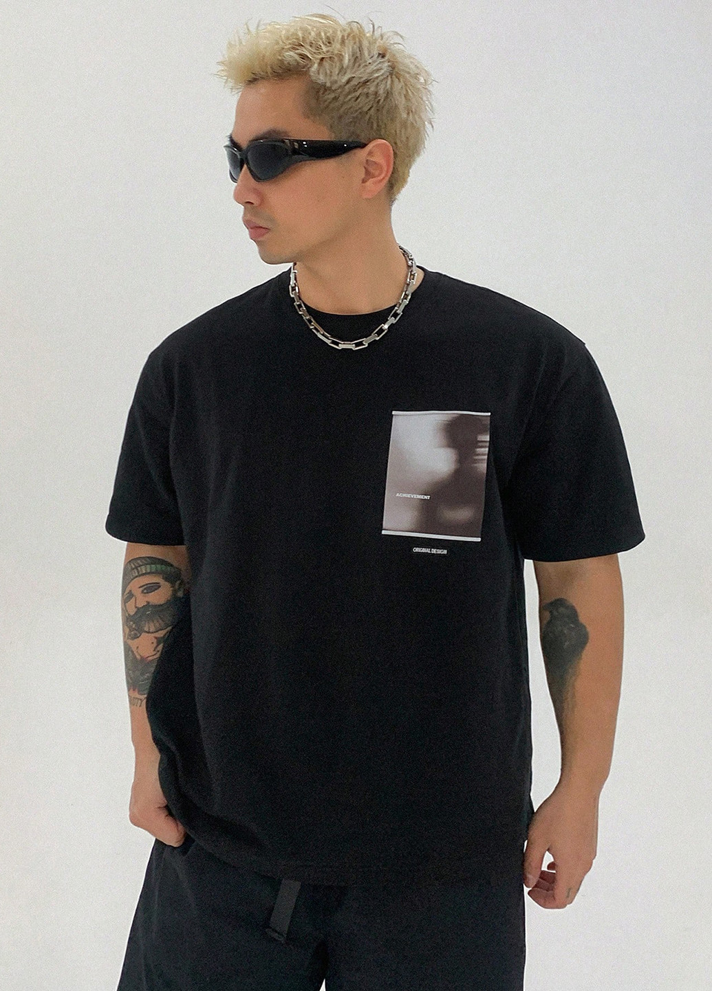 Черная футболка SHEIN