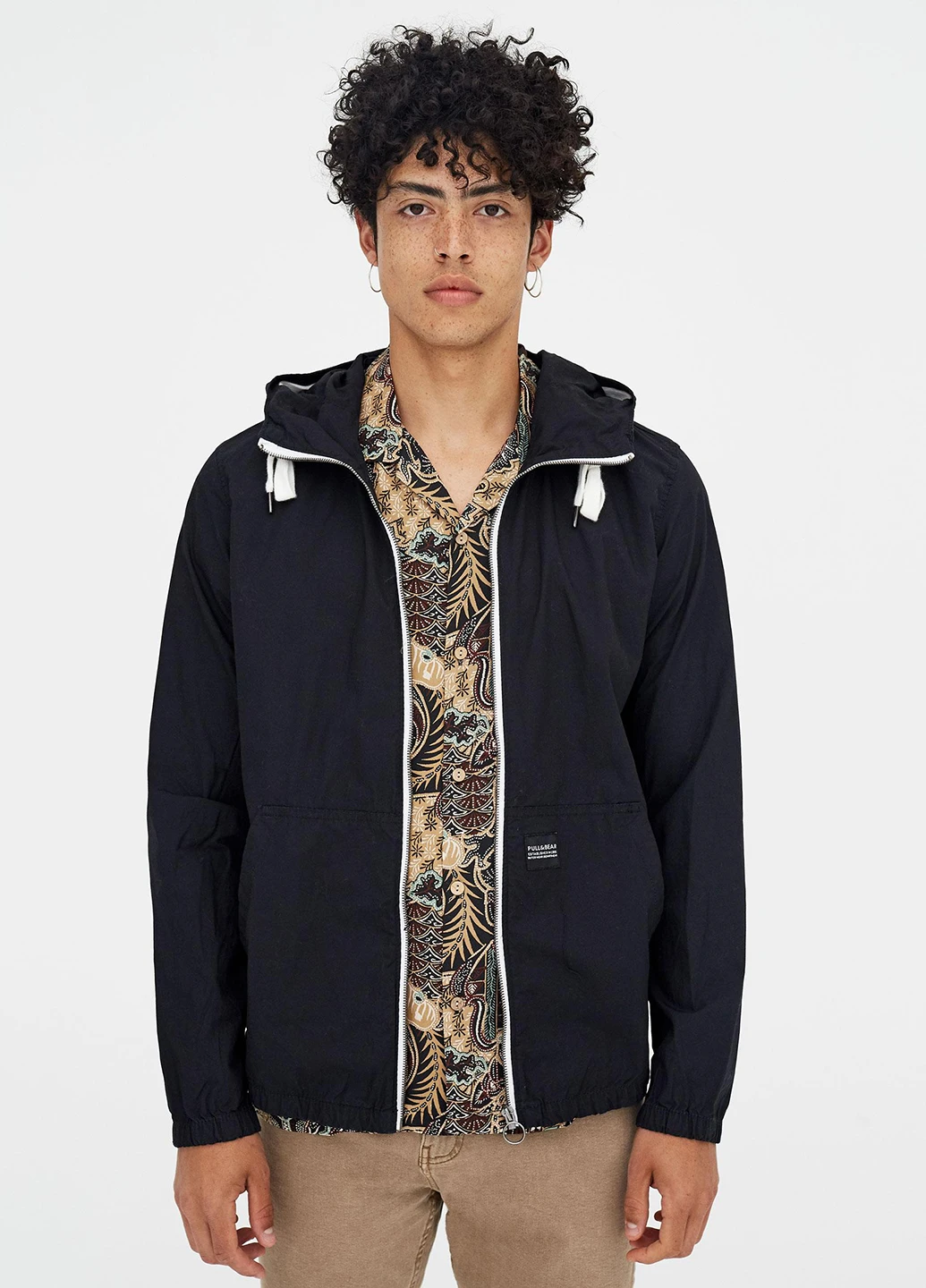 Чорна демісезонна вітровка Pull & Bear