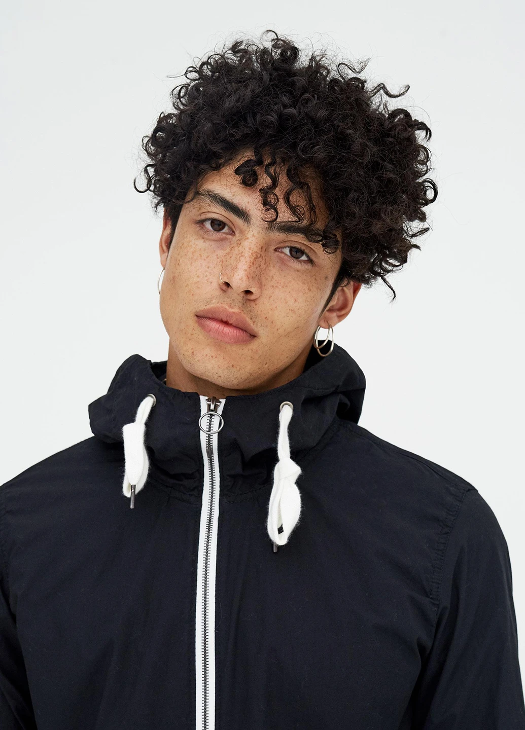 Чорна демісезонна вітровка Pull & Bear
