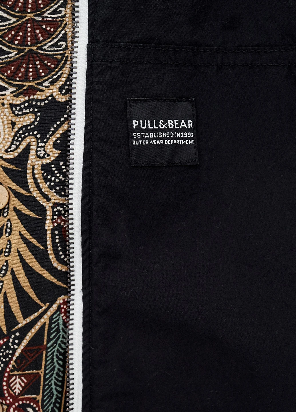 Чорна демісезонна вітровка Pull & Bear
