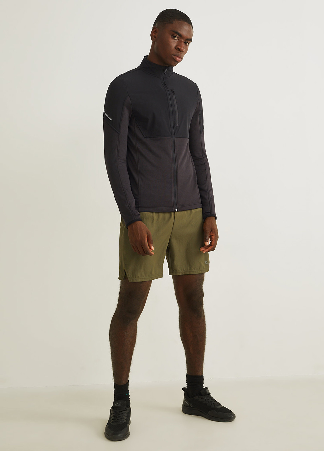 Черная демисезонная ветровка C&A