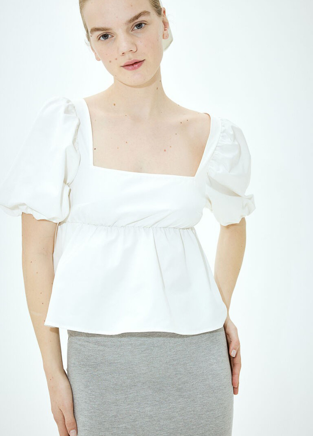 Біла блуза з баскою H&M