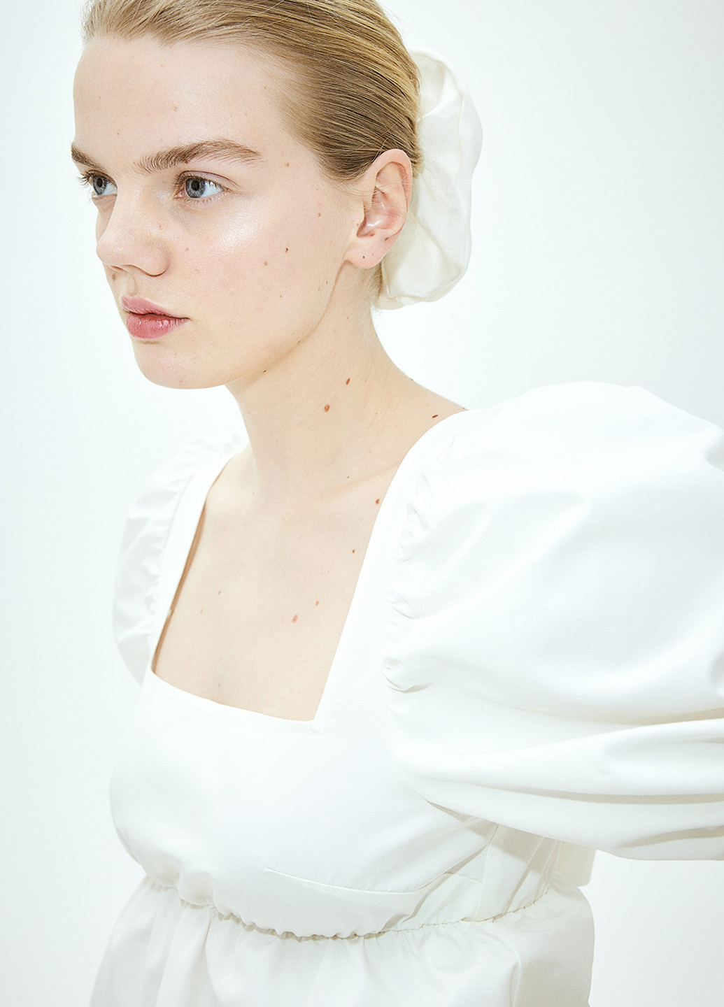 Біла блуза з баскою H&M