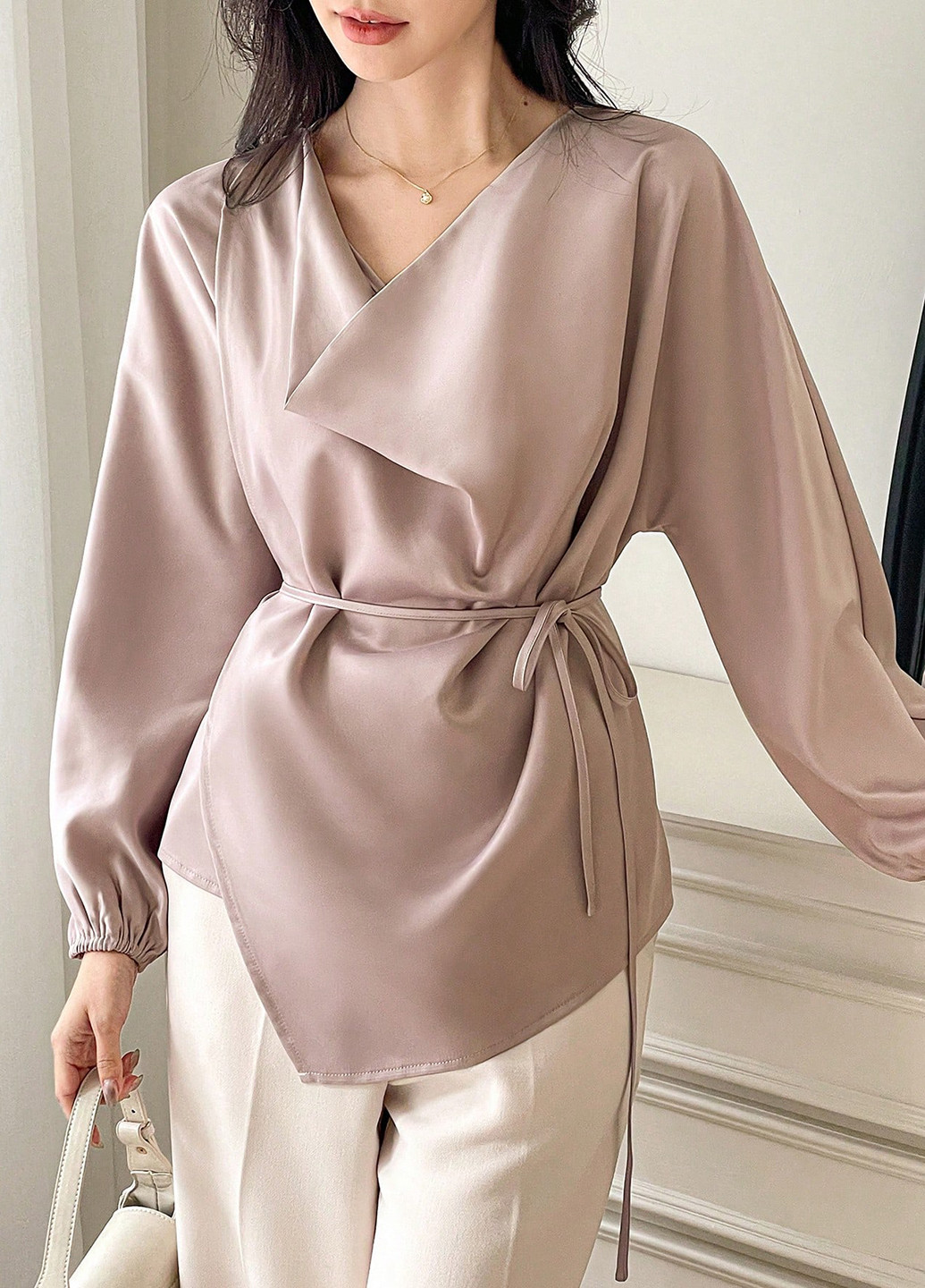 Пудрова блуза на запах SHEIN