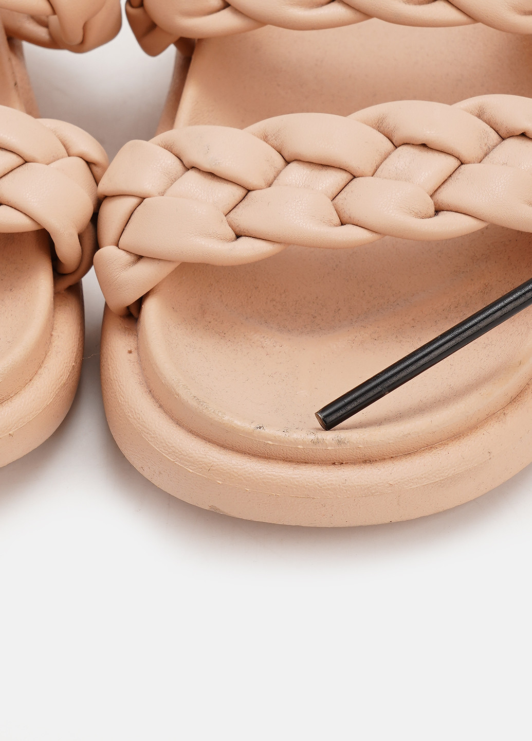 Бежевые шлепанцы Jennyfer плетение