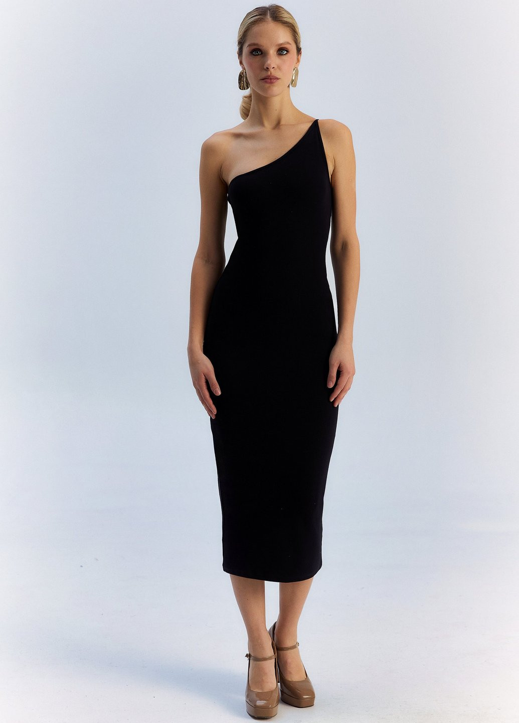 Черное кэжуал платье на одно плечо, силуэтная Gepur однотонное