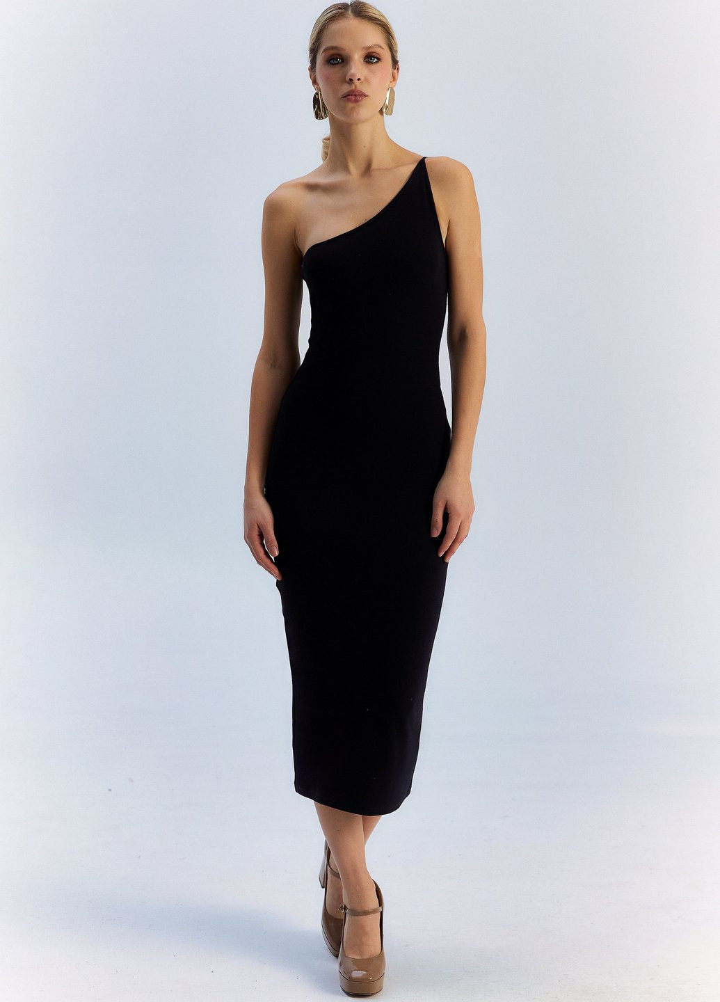 Черное кэжуал платье на одно плечо, силуэтная Gepur однотонное